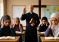 Il prete benedice la scuola, gli alunni islamici si tappano le orecchie