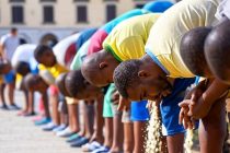 Udine, cittadini assediati dalla cacca dei migranti: “Cagano ovunque per segnare territorio”