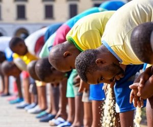 Udine, cittadini assediati dalla cacca dei migranti: “Cagano ovunque per segnare territorio”