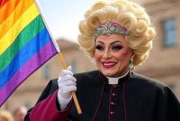 I vescovi italiani guidati da Zuppi: “Chiesa supporti i gay pride”