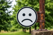 Spacciatore maranza in fuga si schianta contro palo ma stavolta non muore