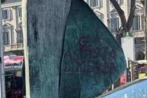 Pro-Pal imbrattano la statua di Papa Giovanni Paolo II con falce e martello e la scritta ‘fascista’