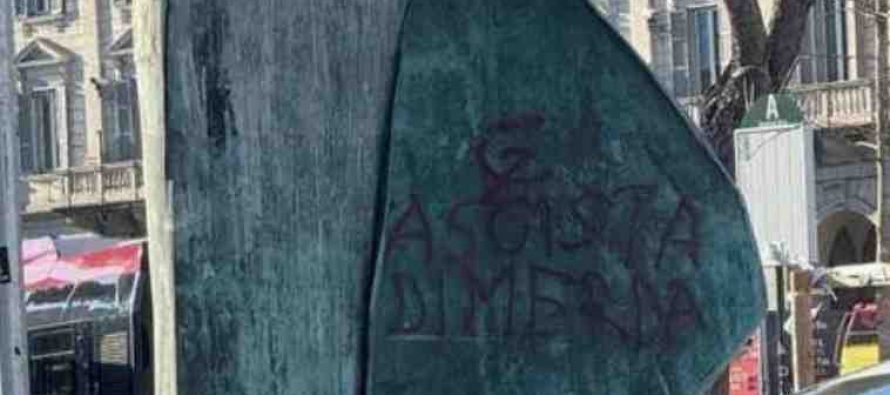 Pro-Pal imbrattano la statua di Papa Giovanni Paolo II con falce e martello e la scritta ‘fascista’