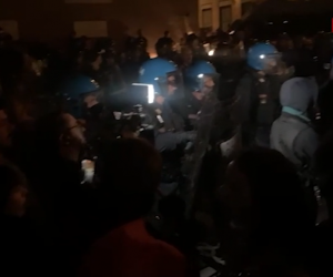 Islamici assaltano piazza Bologna per celebrare la strage del 7 ottobre – VIDEO