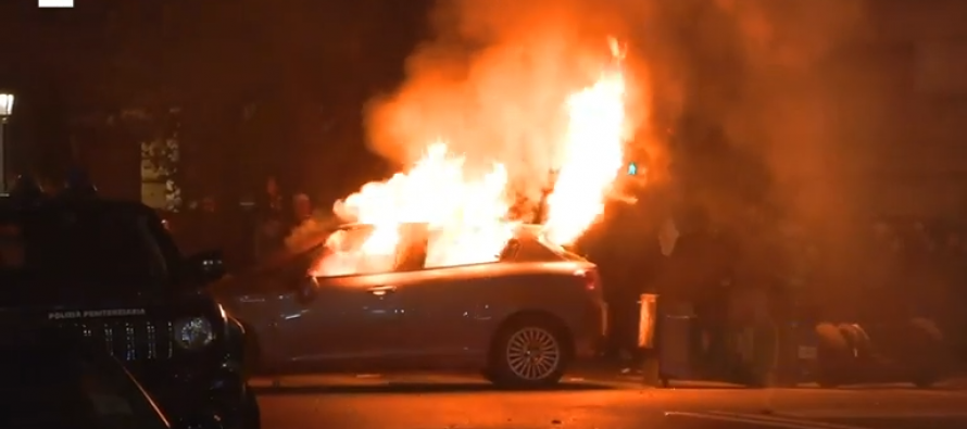 Pro-Pal, maranza bruciano le auto a Roma in nome di Hamas – VIDEO