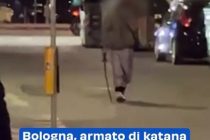 Armato di katana distrugge le auto e semina il panico in strada a Bologna – VIDEO