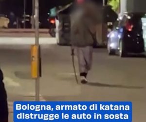 Armato di katana distrugge le auto e semina il panico in strada a Bologna – VIDEO