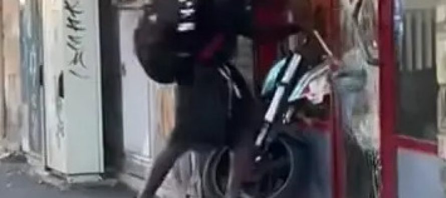 Spacca la vetrina e minaccia i passanti: Firenze africana – VIDEO