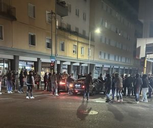 Maranza chiudono il traffico e bloccano auto: per il sindaco PD non è guerriglia è arte