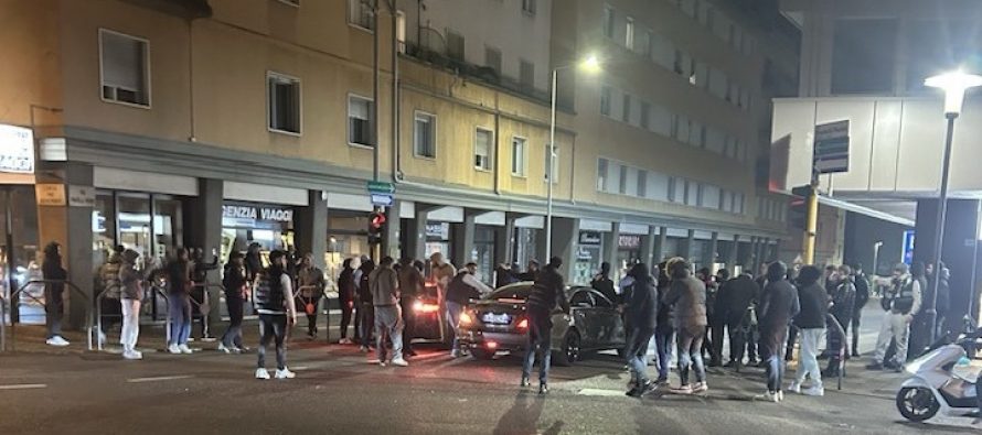 Immigrati occupano strade a Trento: automobilisti in ostaggio – VIDEO
