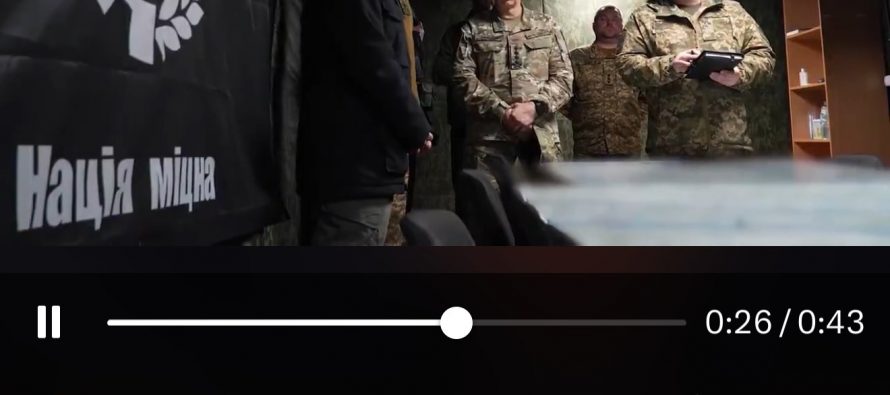 Zelensky nel bunker premia le sue SS – VIDEO