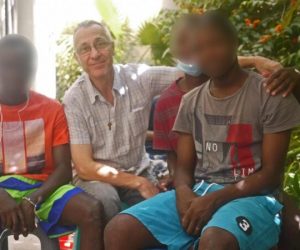 Prete apre centro accoglienza per fare sesso coi migranti