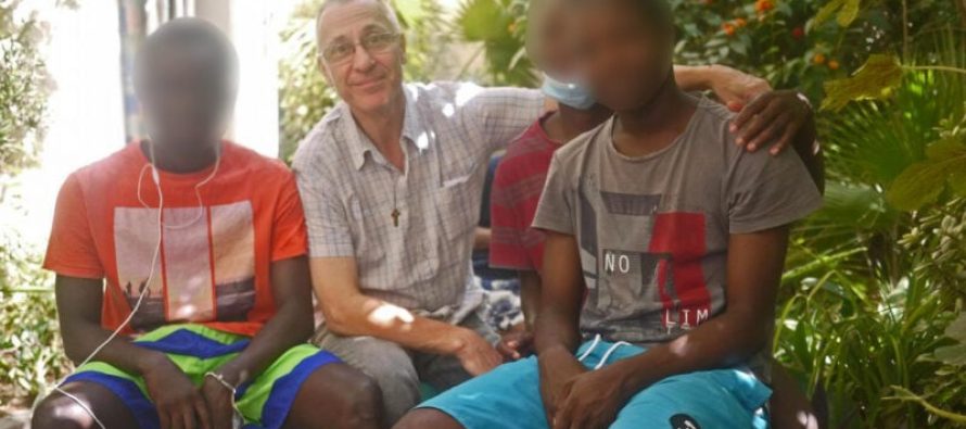 Prete apre centro accoglienza per fare sesso coi migranti