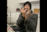 Il rapper dei maranza deride l’Italia: REMIGRAZIONE – VIDEO