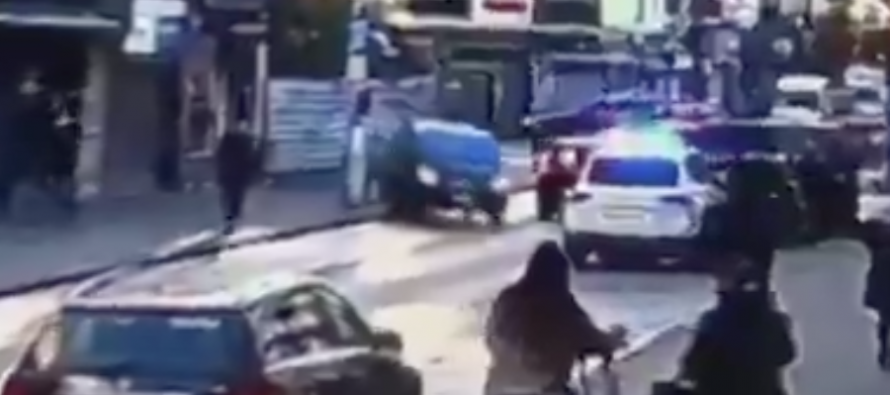 Islamico si lancia con l’auto contro quattro poliziotti – VIDEO