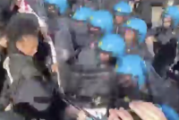 Maranza e teppisti sinistra Filo-Hamas assaltano poliziotti per il “No Meloni Day” – VIDEO