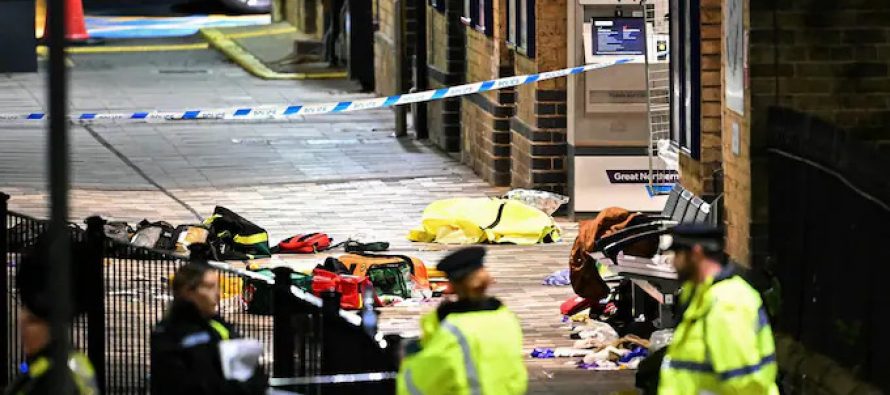 Accoltellati treno GB: arrestati due immigrati di seconda generazione, 11 feriti