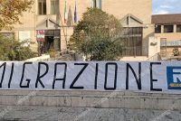 Digos indaga chi ha messo striscione “REMIGRAZIONE” dopo violenze africane  🤡