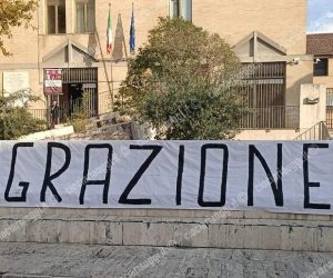 Digos indaga chi ha messo striscione “REMIGRAZIONE” dopo violenze africane  🤡