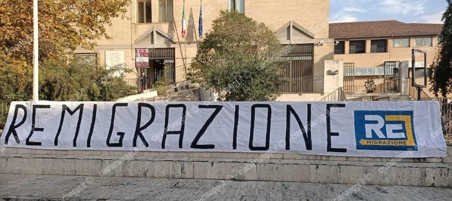 Digos indaga chi ha messo striscione “REMIGRAZIONE” dopo violenze africane  🤡