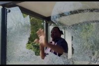 Panico alla fermata del bus: immigrato distugge la pensilina