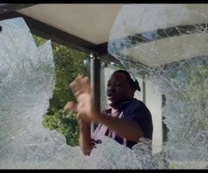 Panico alla fermata del bus: immigrato distugge la pensilina