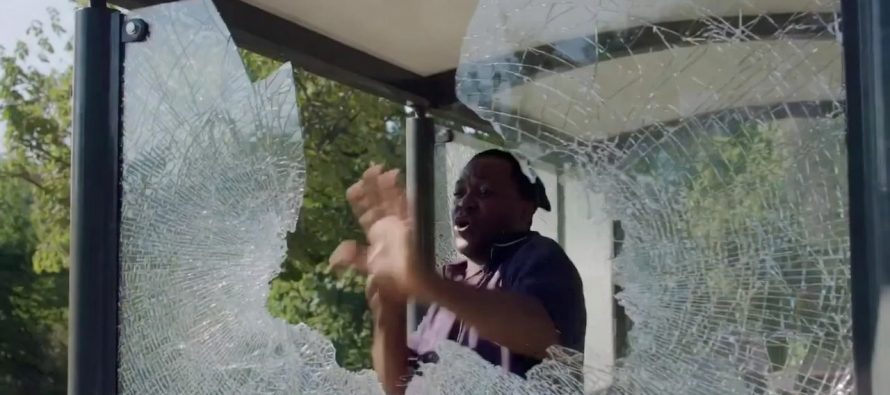 Panico alla fermata del bus: immigrato distugge la pensilina