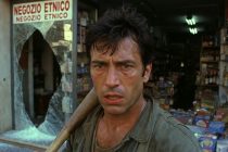 «Hai molestato le bambine». Padre picchia immigrato e distrugge il suo negozio