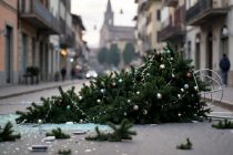 Maranza padroni della città. “Distrutto albero di Natale a Mantova”