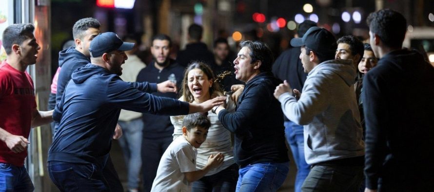 Mamma, papà e figlio di 10 anni aggrediti dai marocchini: insulti e sputi in faccia alla donna