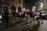 Nordafricani bloccano auto italiano e poi lo massacrano