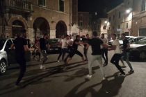 Nordafricani bloccano auto italiano e poi lo massacrano