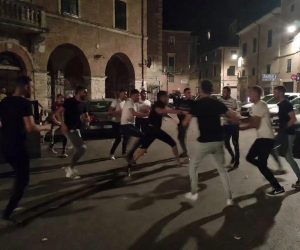 Nordafricani bloccano auto italiano e poi lo massacrano