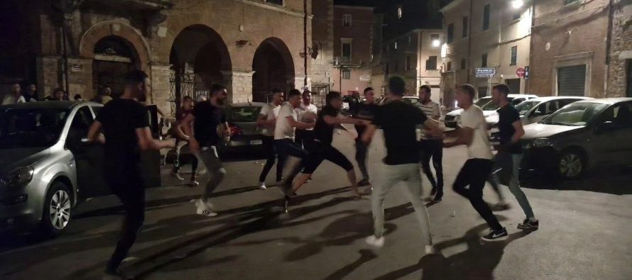 Nordafricani bloccano auto italiano e poi lo massacrano