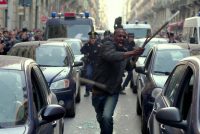 Prima sfascia automobili, poi aggredisce poliziotti: in manette africano