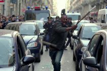 Prima sfascia automobili, poi aggredisce poliziotti: in manette africano