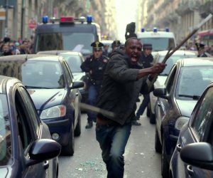 Prima sfascia automobili, poi aggredisce poliziotti: in manette africano