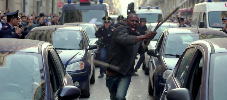 Prima sfascia automobili, poi aggredisce poliziotti: in manette africano