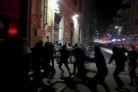 Maranza e antifà assaltano palazzo ma la polizia manganella chi lo difende – VIDEO