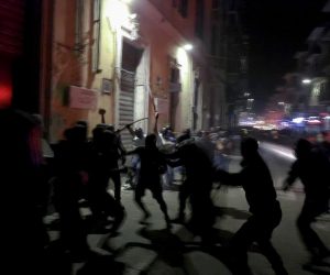Maranza e antifà assaltano palazzo ma la polizia manganella chi lo difende – VIDEO