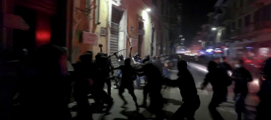 Maranza e antifà assaltano palazzo ma la polizia manganella chi lo difende – VIDEO