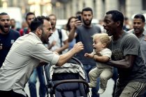 Emergenza immigrati che rapiscono bambini: 4 casi, si portano via i nostri figli per strada