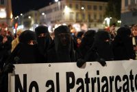 Femministe manifestano per Hamas contro il patriarcato