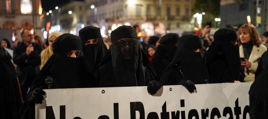 Femministe manifestano per Hamas contro il patriarcato