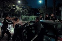 Branco di immigrati massacra italiano e distrugge la sua auto