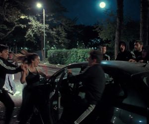 Branco di immigrati massacra italiano e distrugge la sua auto