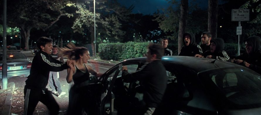 Branco di immigrati massacra italiano e distrugge la sua auto