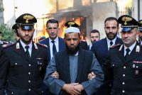 Islamico brucia chiesa a Milano: non vuole vedere il Presepe