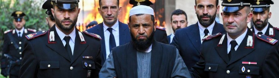 Islamico brucia chiesa a Milano: non vuole vedere il Presepe