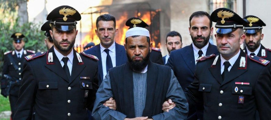 Islamico brucia chiesa a Milano: non vuole vedere il Presepe